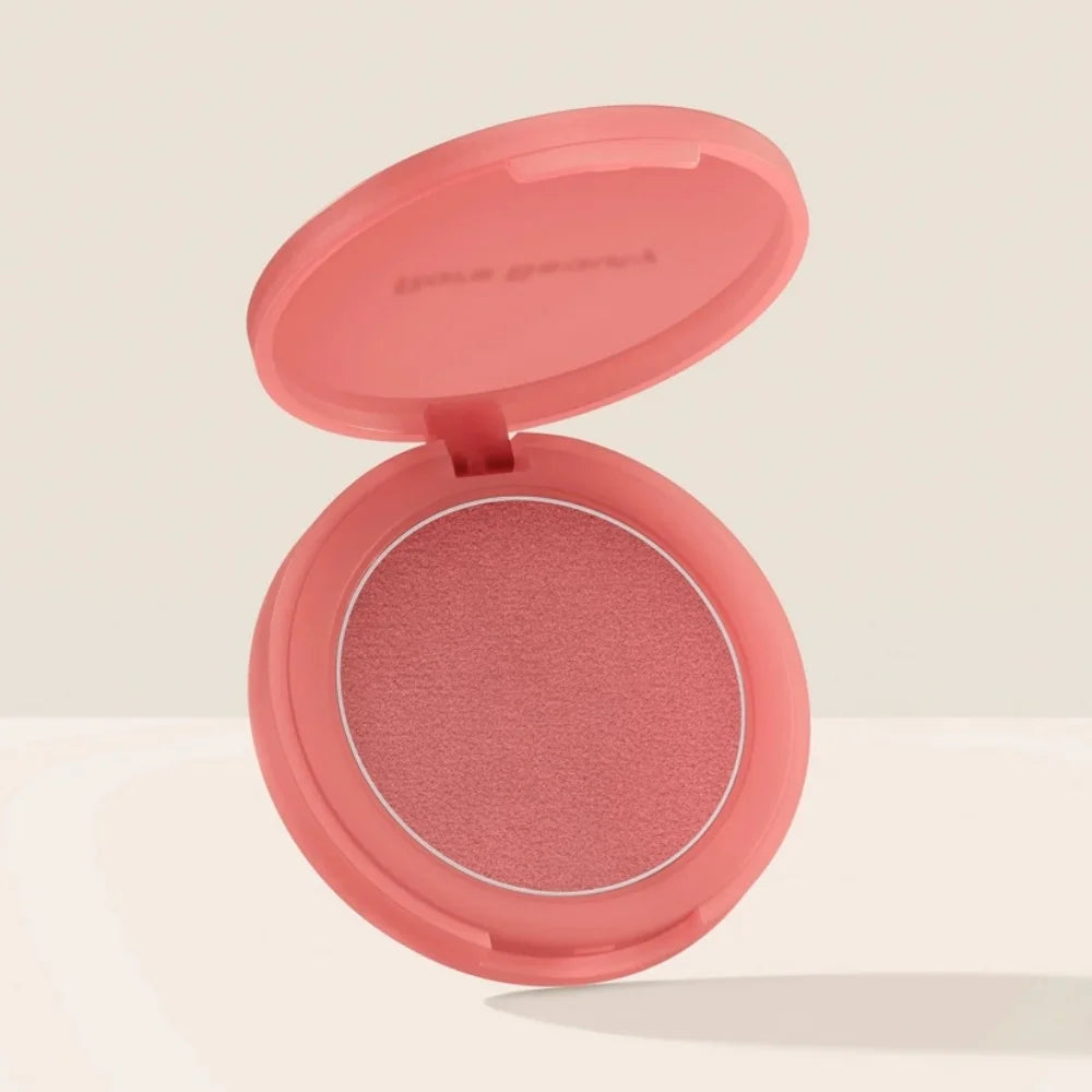 Matte blush-pudder med lang holdbarhed i en letvægtig og blød cushion-finish