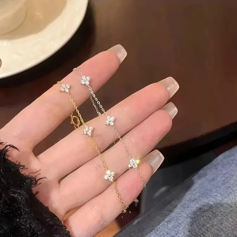 Elegant armbånd med firebladsblomst i krystal til kvinder – tidløst og trendy