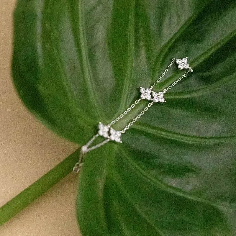 Elegant armbånd med firebladsblomst i krystal til kvinder – tidløst og trendy