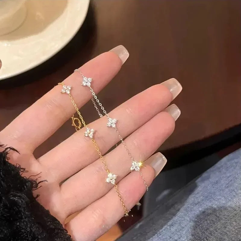 Elegant armbånd med firebladsblomst i krystal til kvinder – tidløst og trendy
