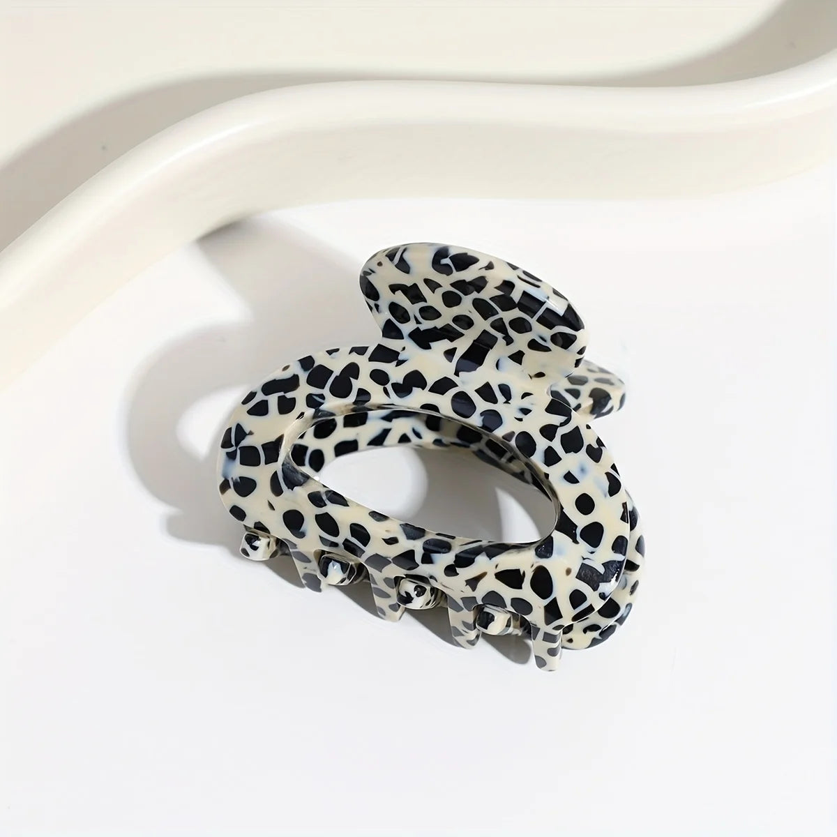 Elegant oval hårklemme til kvinder med sikker hold og stilfuldt design