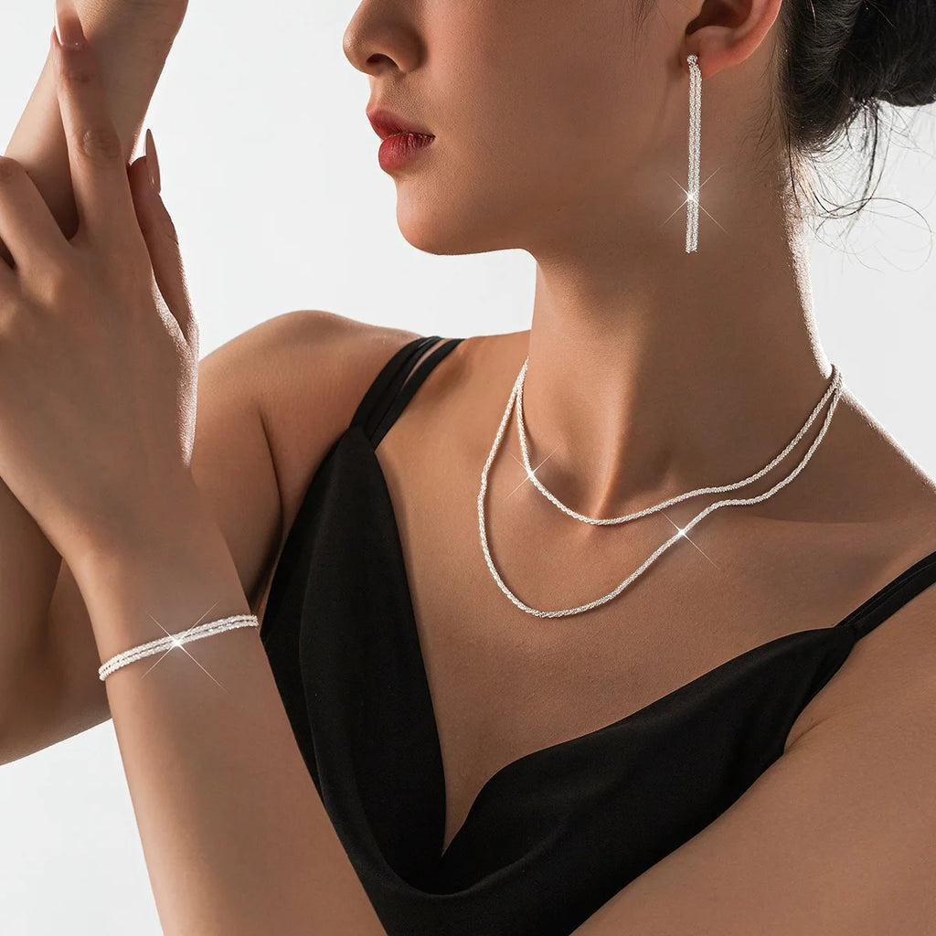 Sæt med sølvbelagte kravebenskæder og armbånd i moderne smykkedesign