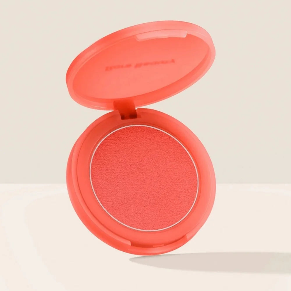 Matte blush-pudder med lang holdbarhed i en letvægtig og blød cushion-finish