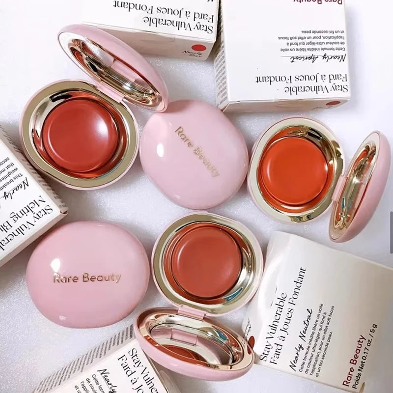 Matte blush-pudder med lang holdbarhed i en letvægtig og blød cushion-finish