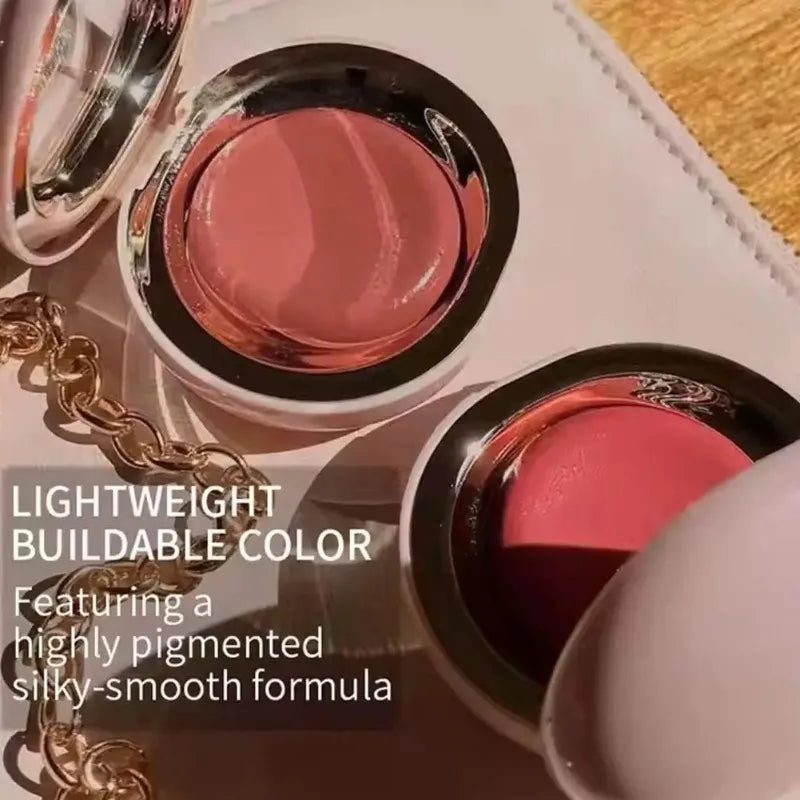 Matte blush-pudder med lang holdbarhed i en letvægtig og blød cushion-finish