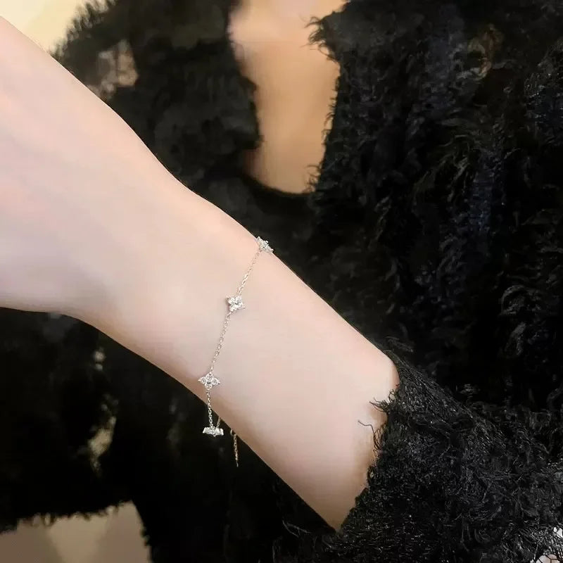 Elegant armbånd med firebladsblomst i krystal til kvinder – tidløst og trendy