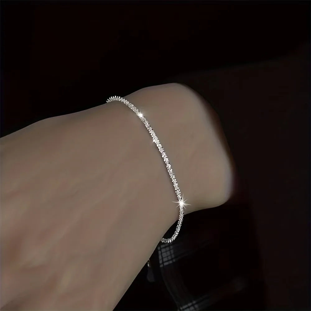 Sæt med sølvbelagte kravebenskæder og armbånd i moderne smykkedesign