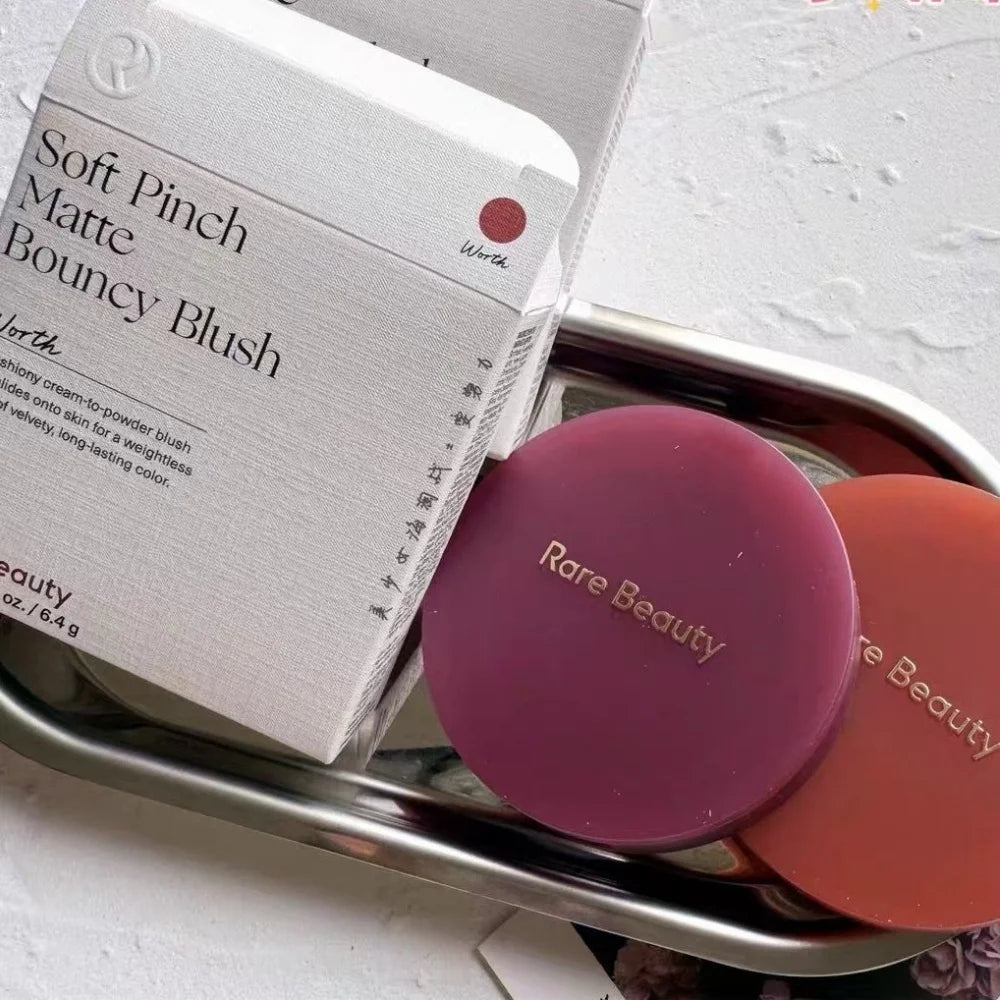 Matte blush-pudder med lang holdbarhed i en letvægtig og blød cushion-finish