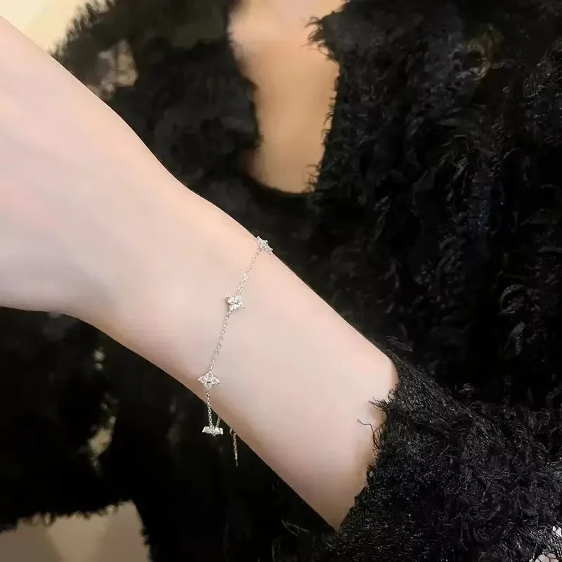 Elegant armbånd med firebladsblomst i krystal til kvinder – tidløst og trendy