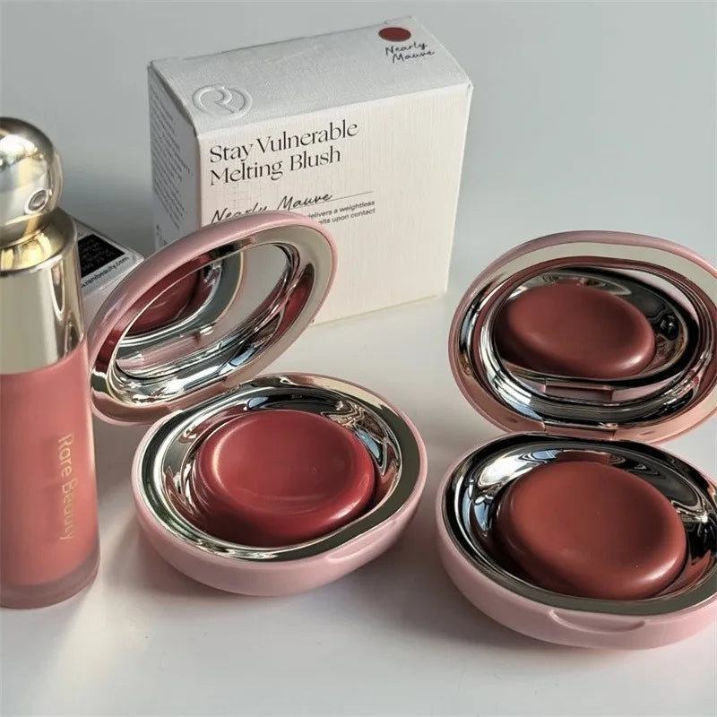 Matte blush-pudder med lang holdbarhed i en letvægtig og blød cushion-finish