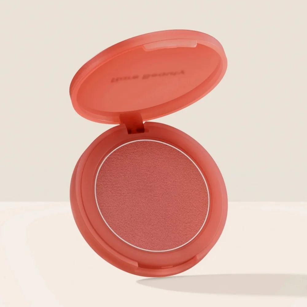 Matte blush-pudder med lang holdbarhed i en letvægtig og blød cushion-finish