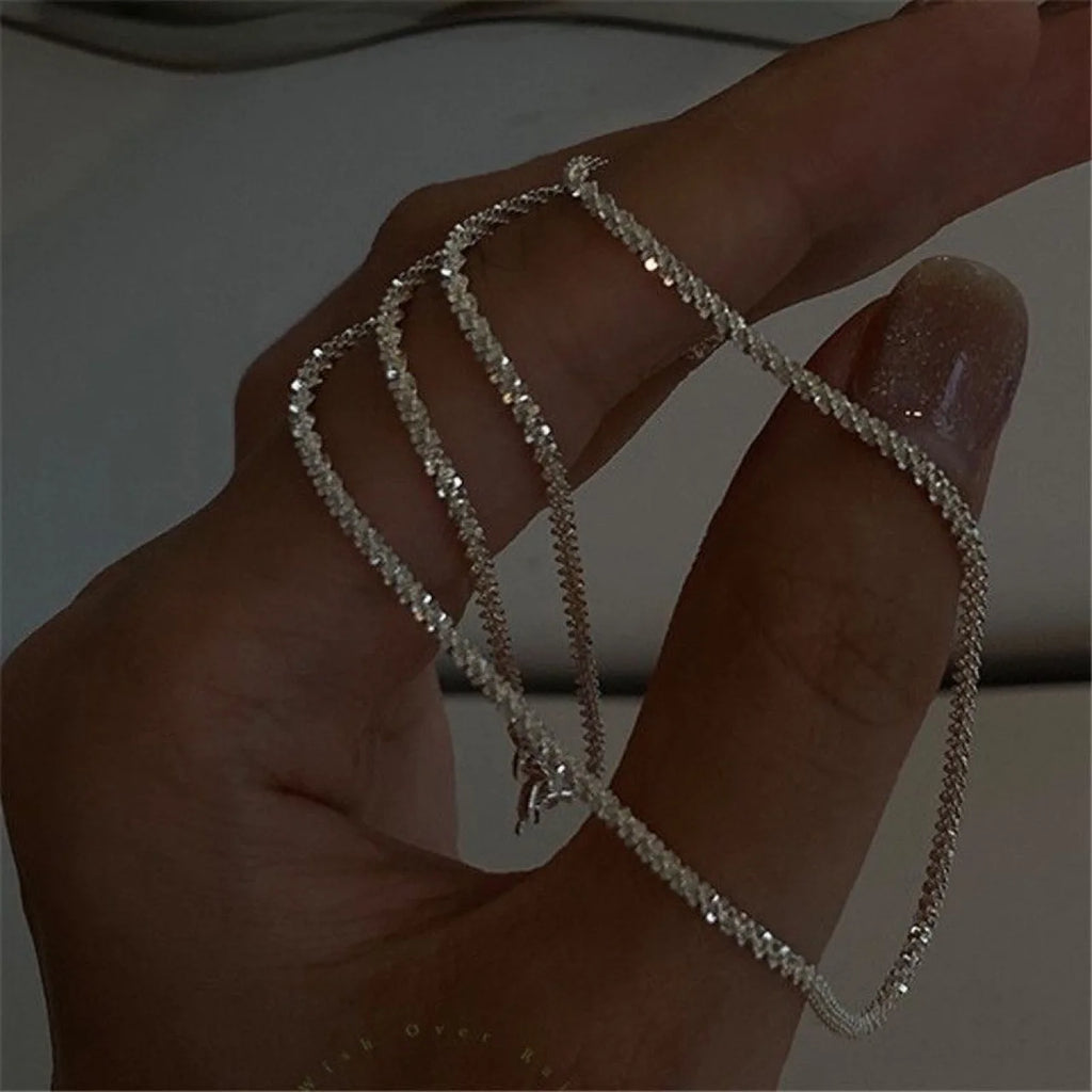 Sæt med sølvbelagte kravebenskæder og armbånd i moderne smykkedesign