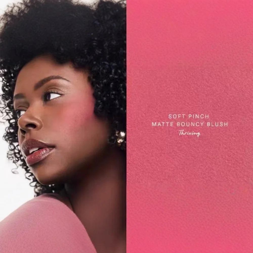 Matte blush-pudder med lang holdbarhed i en letvægtig og blød cushion-finish