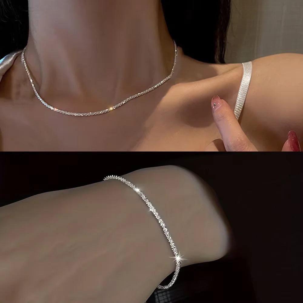 Sæt med sølvbelagte kravebenskæder og armbånd i moderne smykkedesign