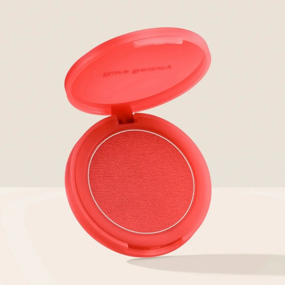 Matte blush-pudder med lang holdbarhed i en letvægtig og blød cushion-finish