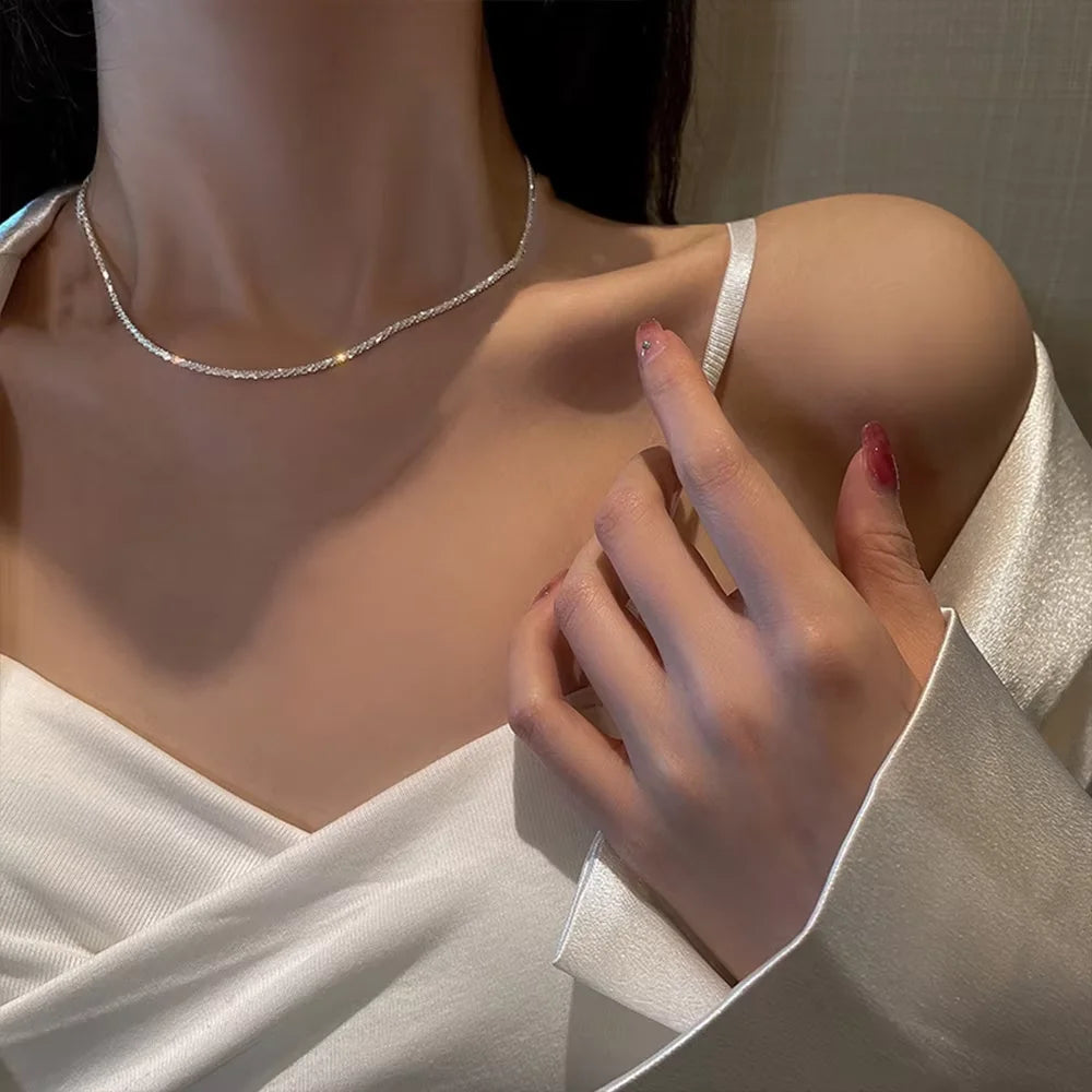 Sæt med sølvbelagte kravebenskæder og armbånd i moderne smykkedesign