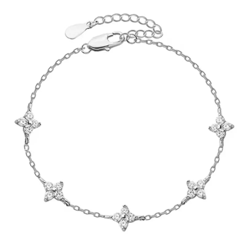 Elegant armbånd med firebladsblomst i krystal til kvinder – tidløst og trendy