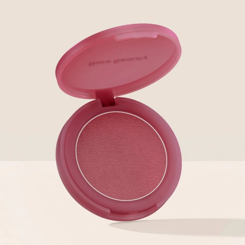 Matte blush-pudder med lang holdbarhed i en letvægtig og blød cushion-finish