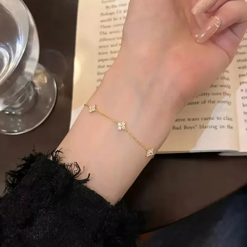 Elegant armbånd med firebladsblomst i krystal til kvinder – tidløst og trendy